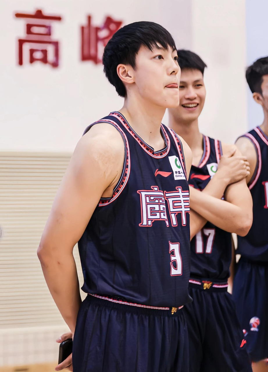 关于赛地聚焦——CBA季后赛清晨热度飙升;广东宏远战术微调;球迷炸锅;赛程密集仍需轮换的信息 关于赛地聚焦——CBA季后赛清晨热度飙升;广东宏远战术微调;球迷炸锅;赛程密集仍需轮换的信息